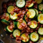 Zucchine con pancetta in padella