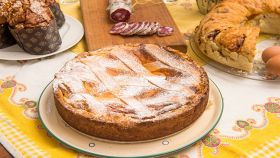 Pastiera napoletana in primo piano affiancata da casatiello e colomba