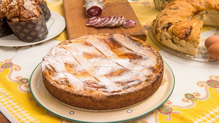 Pastiera napoletana in primo piano affiancata da casatiello e colomba