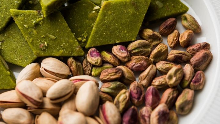 Pistacchi e torta al pistacchio in piatto