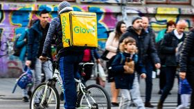 Rider glovo consegna cibo in una scuola