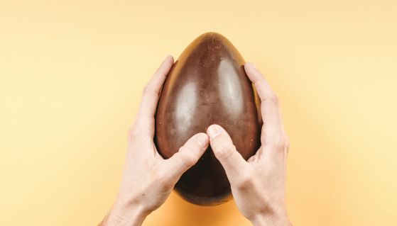 Rottura di uovo di Pasqua al cioccolato