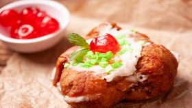 Sfincia di San Giuseppe con ricotta fresca e ciliegia