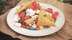 Un piatto di snack dolci e dolciumi colorati