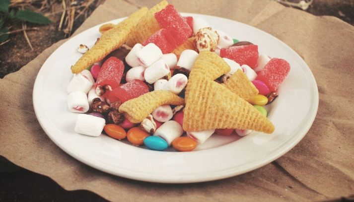 Un piatto di snack dolci e dolciumi colorati