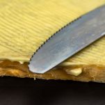 Spalmare maionese su una fetta di pane tramezzino