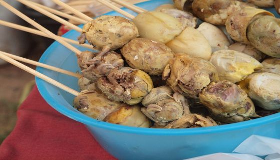 Spiedini di balut in vendita in un mercato filippino