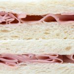 Strati di pane tramezzino con prosciutto cotto