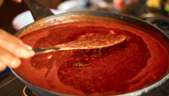 Sugo al pomodoro in cottura