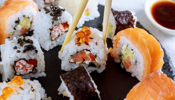 Sushi in piatto con bacchette