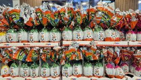 Tante uova di Pasqua Kinder al supermercato
