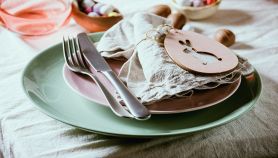 Tavola di Pasqua con decorazione di coniglio in legno e uova di cioccolato