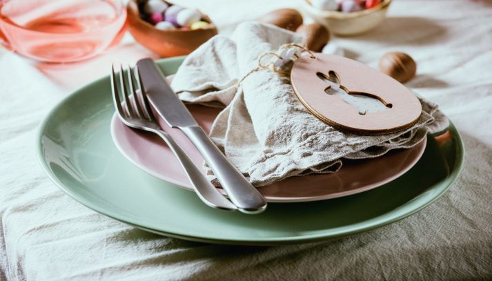 Tavola di Pasqua con decorazione di coniglio in legno e uova di cioccolato