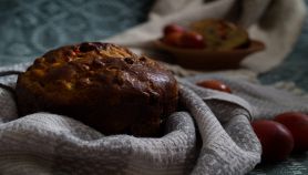 Torta di Pasqua calda appoggiata su una tovaglia decorata