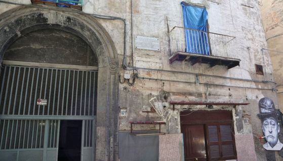 Murales di Totò sulla sua vecchia casa natale a Napoli