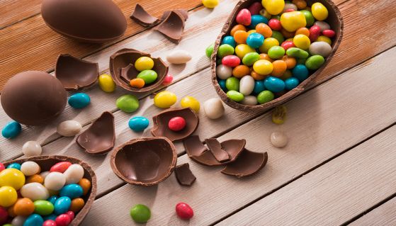 Uova di cioccolato con tanti confetti colorati all'interno