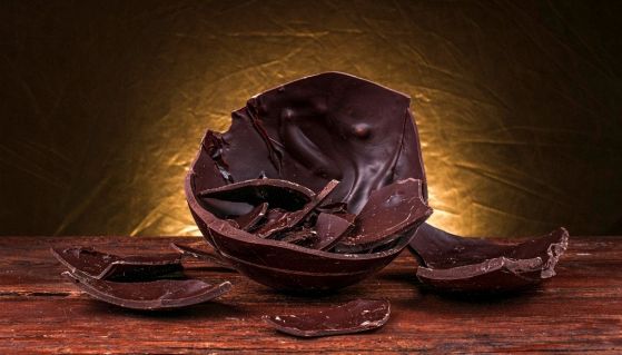 Uovo di Pasqua rotto con cioccolato spesso