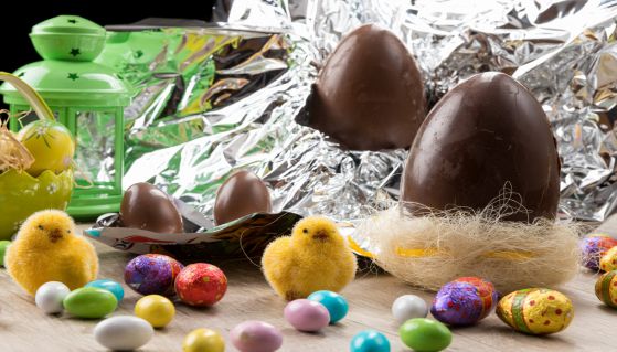 Uova di Pasqua scartate con ovetti e pulcini di peluche