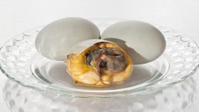 Uovo balut, con embrione di anatra fecondato