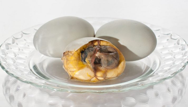 Uovo balut, con embrione di anatra fecondato
