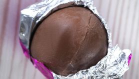 Uovo di cioccolato scartato dall'alto