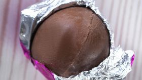 Uovo di cioccolato scartato dall'alto