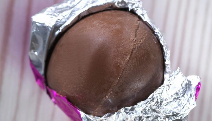 Uovo di cioccolato scartato dall'alto