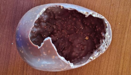 Delizioso uovo di Pasqua al cioccolato e nocciole