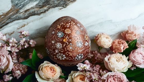 Uovo di Pasqua decorato con diamanti brillanti