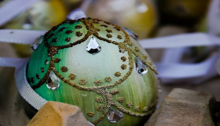 Uovo di Pasqua di lusso, decorato con diamanti