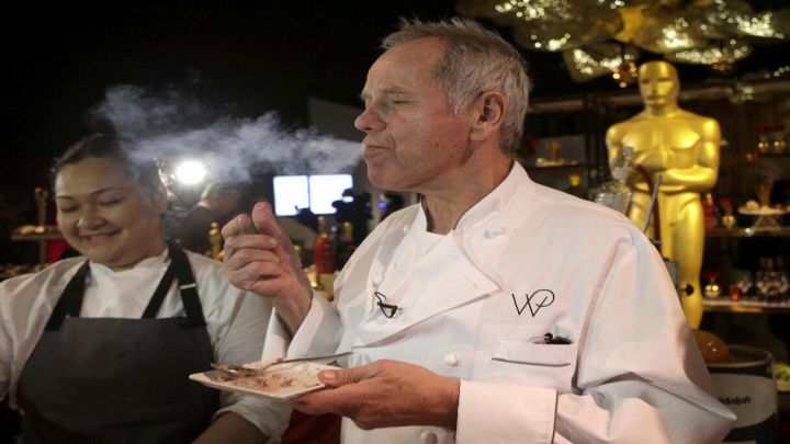 Wolfgang Puck assaggia cibo agli Oscar
