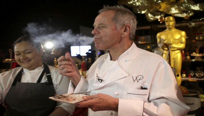 Wolfgang Puck assaggia cibo agli Oscar