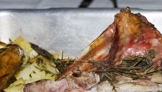 Agnello arrosto con patate e rosmarino