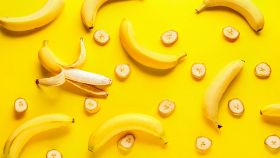 Banane mature su sfondo colorato