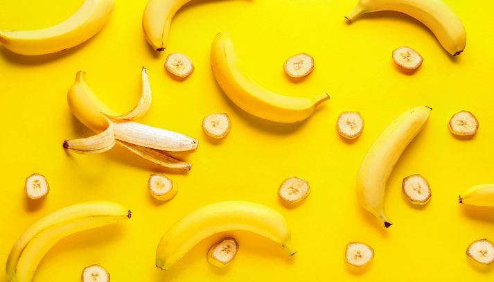 Banane mature su sfondo colorato