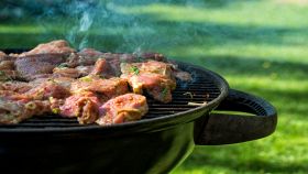 Bistecche fresche grigliate all'aperto sulla griglia del barbecue