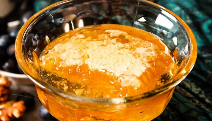 Calice di vetro con particolare miele all'interno