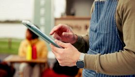 Cameriere che prende comande