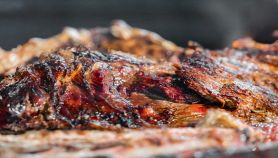 Carne grigliata con crosta croccante