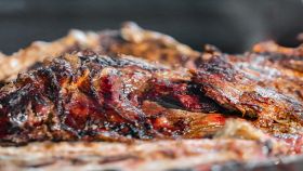 Carne grigliata con crosta croccante