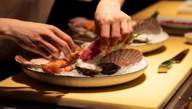 Chef prepara con maestria un piatto di frutti di mare freschi