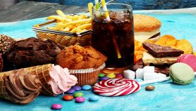 Cibo malsano su tavolo celeste