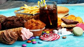 Cibo malsano su tavolo celeste