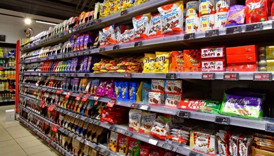 Scaffali di snack dolci Kinder al supermercato
