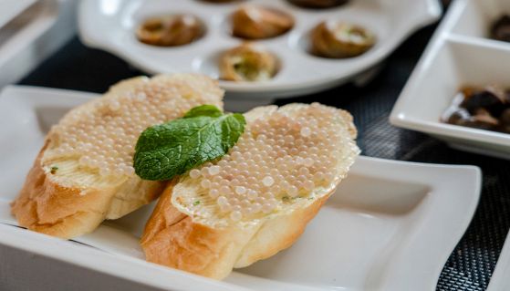 Deliziose tartine con caviale Almas extra lusso 