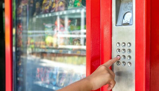 Distributore di snack salati e dolci a scuola