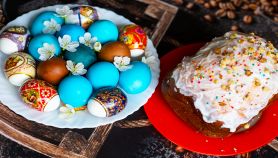 Dolci di Pasqua e uova dipinte su vassoi decorati