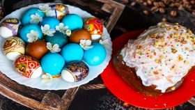 Dolci di Pasqua e uova dipinte su vassoi decorati