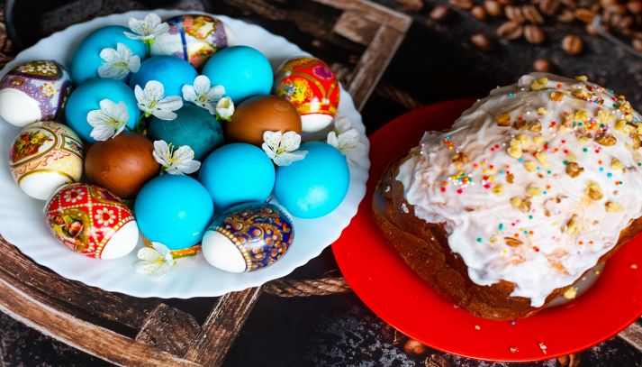 Dolci di Pasqua e uova dipinte su vassoi decorati
