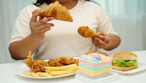 Donna mangia diversi cibi ultra processati nocivi per la salute